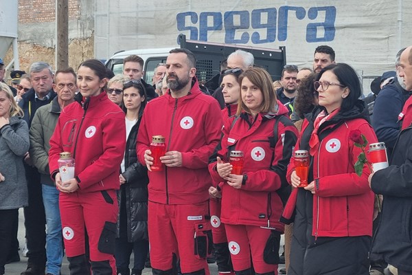 Predstavnici Hrvatskog Crvenog križa u petinjskom mimohodu na obilježavanju 3. godišnjice potresa